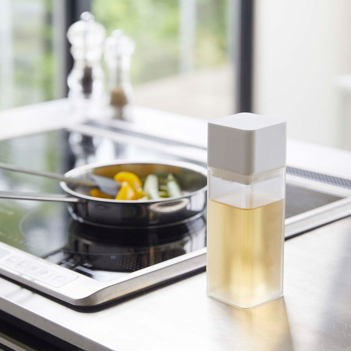 Yamazaki Tower Refillable Seasoning Bottle 250 mL, Slim 250 mL Seasoning Bottle That Looks Good in the Kitchen and on the Table, Cap Keeps It From Spilling if Tipped, Nozzle Drips Little, Heat Safe to 90 C, 5.5 x 5.7 x 17.2 cm and 140 g, White or Black