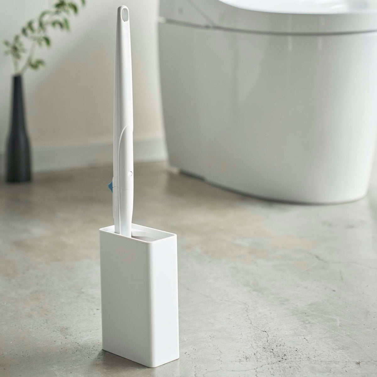 Yamazaki Tower Flushable Toilet Brush Stand, Slim Stand That Holds a Flushable Toilet Brush Handle Snugly in a Handle-Shaped Slot, Plain Design for a Clean-Looking Toilet, Heat Safe to 90 C, 5.5 x 11 x 17 cm and 250 g, White or Black