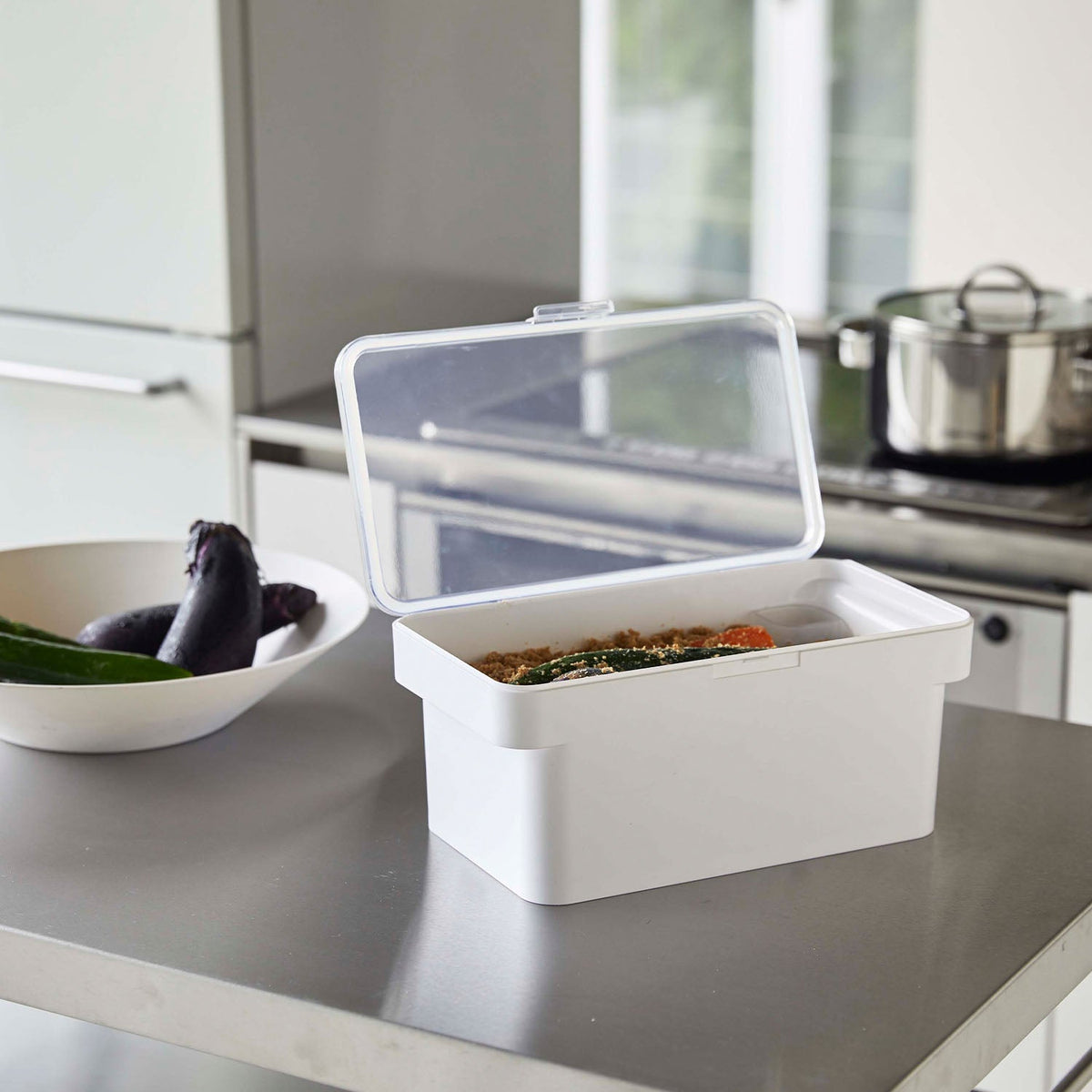 Yamazaki Tower Airtight Rice Bran Pickling Case 3 L with Water Absorber, 3 L Rice Bran Pickling Case With a Clear Sealed Lid and a Corner Water Absorber That Keeps the Bed Firm, Heat Safe to 60 C, 28 x 16.5 x 12.2 cm and 580 g, White or Black