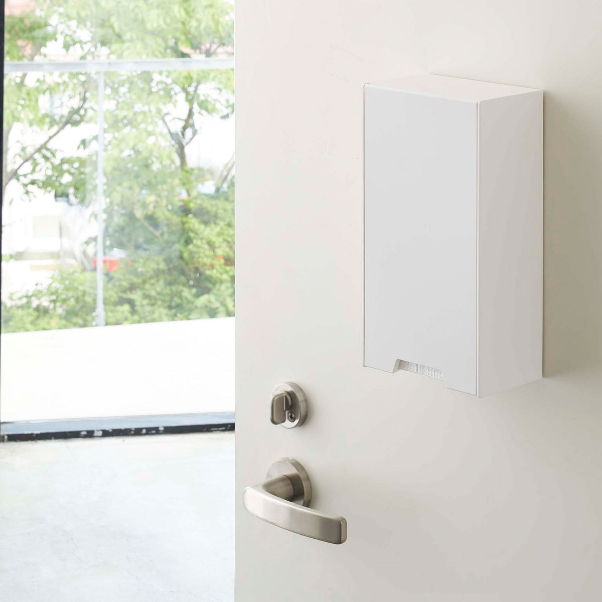 Yamazaki Tower Two-Way Slim Mask Case, Slim Flap-Front Case That Sticks to a Steel Door by Strong Magnet and Hands Out Masks From the Bottom Before You Go Out, Holds 1 kg, 12 x 7.5 to 14 x 22 cm and 490 g, White or Black
