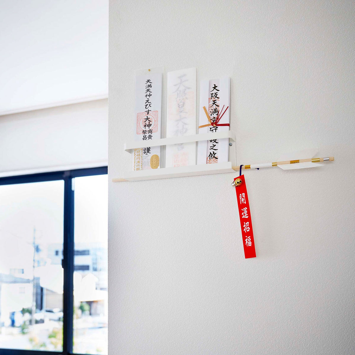 Yamazaki Tower Shrine Talisman Holder, Wall Holder That Gives Shrine Talismans and a Ritual Arrow a Regular Place in a Home Without a Wall Shrine, Fixed With Screws or Push Pins, Holds 1 kg, 25 x 4 x 8 cm and 240 g, White or Black