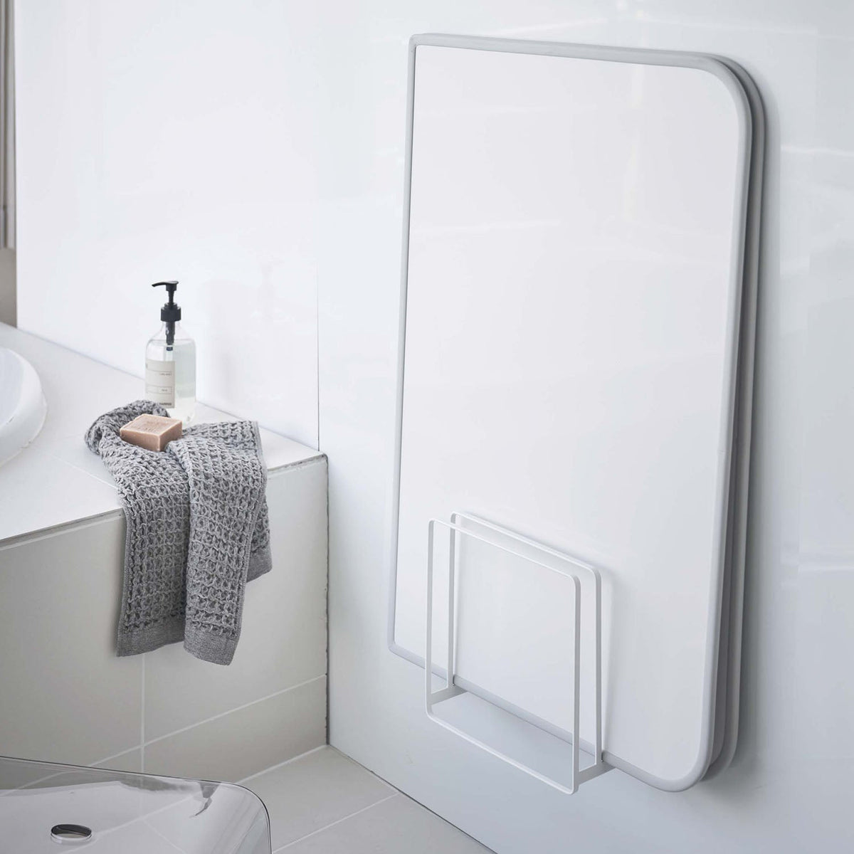 Yamazaki Tower Magnetic Bath Lid Stand, Stand That Sticks to a Steel Bathroom Wall by Magnet and Holds Bath Lids Up to 2.5 cm Thick Upright, Air Flows Between the Lids to Dry Them, Holds 5 kg, 26.5 x 10.3 x 25 cm and 1050 g, White or Black