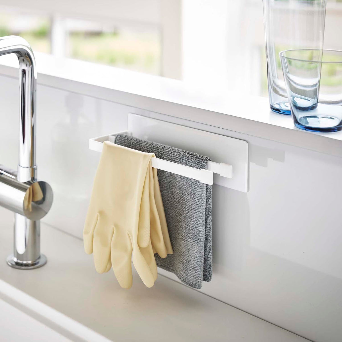 Yamazaki Tower Magnetic Slim Dishcloth Hanger, Slim Hanger That Sticks to a Refrigerator Side or Steel Kitchen Panel by Strong Magnet, Holds 250 g per hanger, 20 x 7.5 x 6 cm and 220 g, White or Black