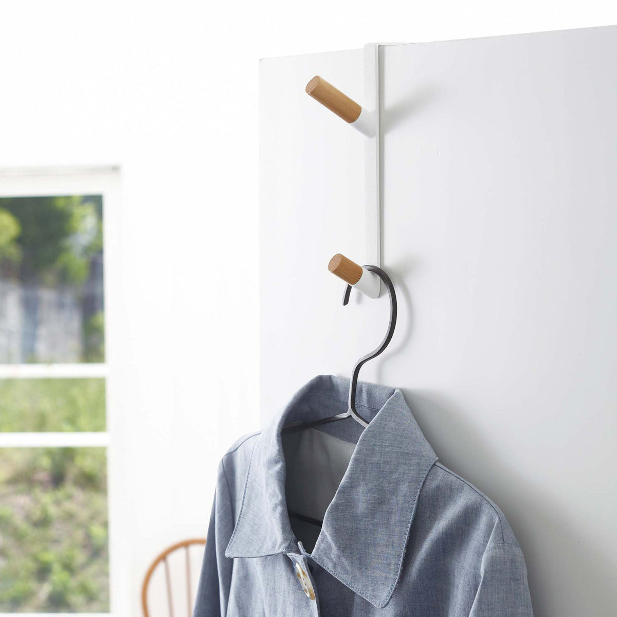 Yamazaki Tower Over-the-Door Hanger with Wooden Hooks, Over-the-Door Hanger With Natural Wood Hooks for Hangers, Hats and Bags, Hooks Over a Door or Folding Door up to 3.6 cm Thick, Holds 2 kg Per Hook, 1.5 x 9.8 x 18 cm and 80 g, White or Black