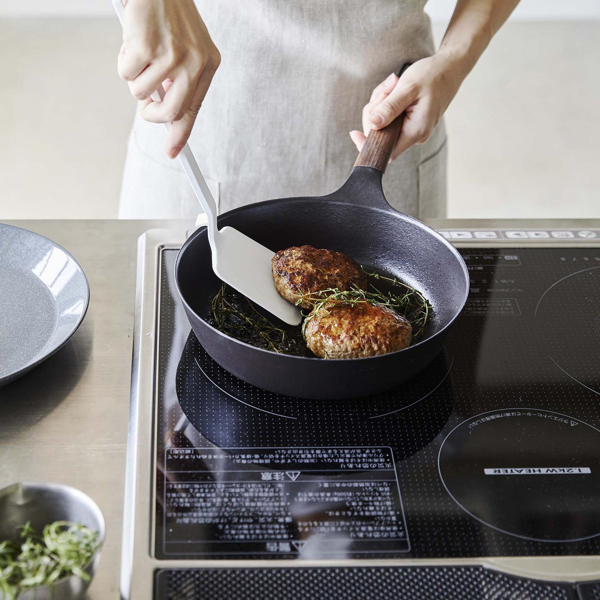 Yamazaki Tower Silicone Turner, Flexible Turner That Bends to Scoop Food Easily and Is Light to Hold From Pan to Plate, Tip Lifts Off the Counter, Silicone Over a Nylon Core Heat Safe to 220 C, Dishwasher Safe, 9 x 4.5 x 31 cm and 70 g, White or Black