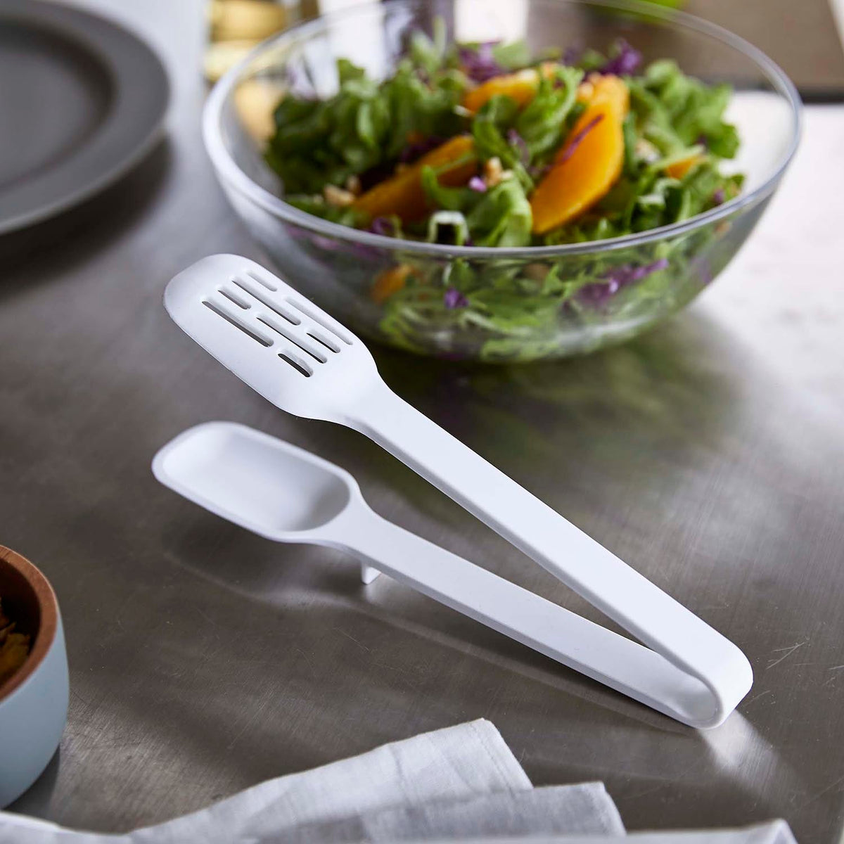 Yamazaki Tower Silicone Spoon Tongs, Spoon-Shaped Tongs That Grip, Scoop, Mix and Stir-Fry and Drain With a Slit on One Side, Tip Lifts Off the Counter, Heat Safe to 220 C, Dishwasher Safe, 10 x 4.5 x 22 cm and 65 g, White or Black