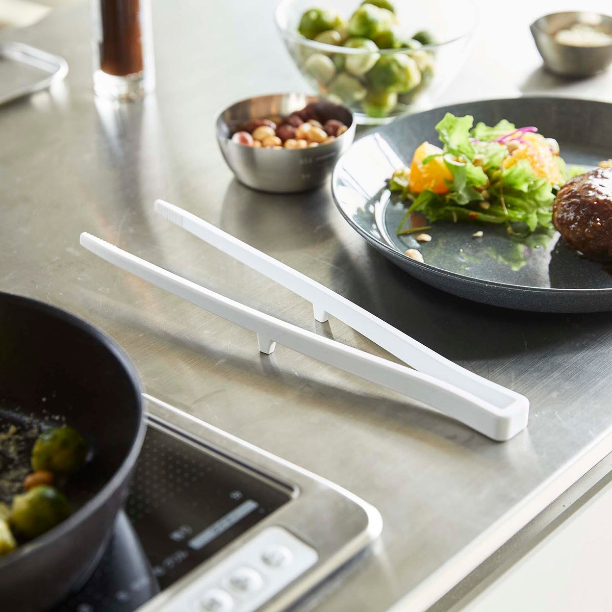 Yamazaki Tower Silicone Cooking Chopstick Tongs, Chopstick-Style Tongs With a Thick Grip and Serrated Tips for Small Food, Tip Lifts Off the Counter, Heat Safe to 220 C, Dishwasher Safe, 6 x 2 x 28 cm and 60 g, White or Black