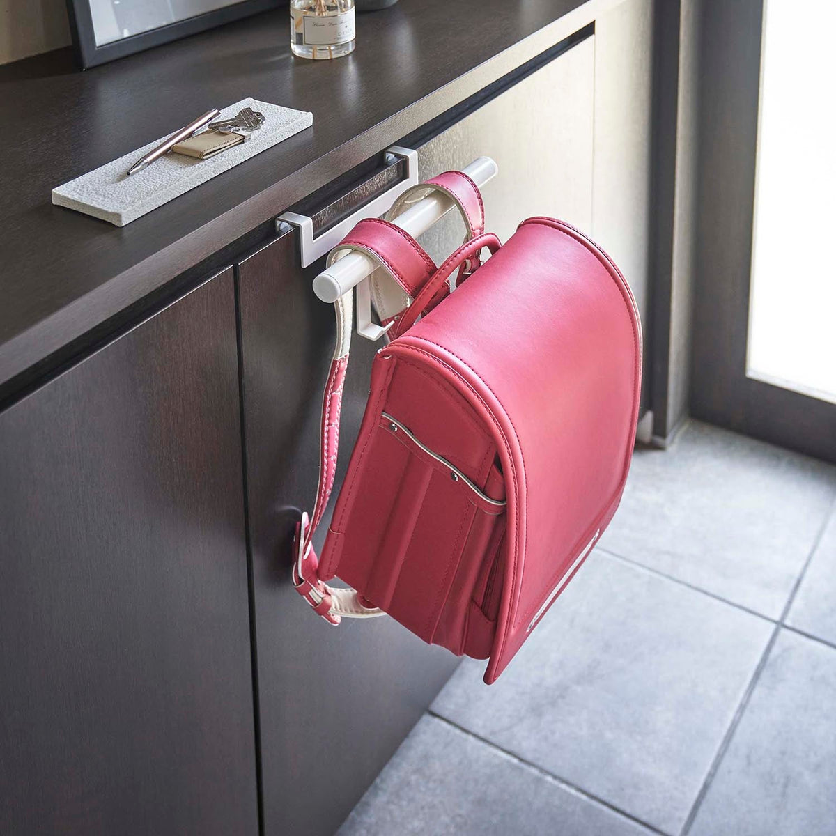 Yamazaki Tower Shoe Cabinet Door Backpack Hanger, Hanger That Hooks Over a Shoe Cabinet Door for a School Backpack at the Entry, Also Takes Bags and Indoor Shoes, Holds 6 kg, 26.5 x 9.5 x 16 cm and 320 g, White or Black