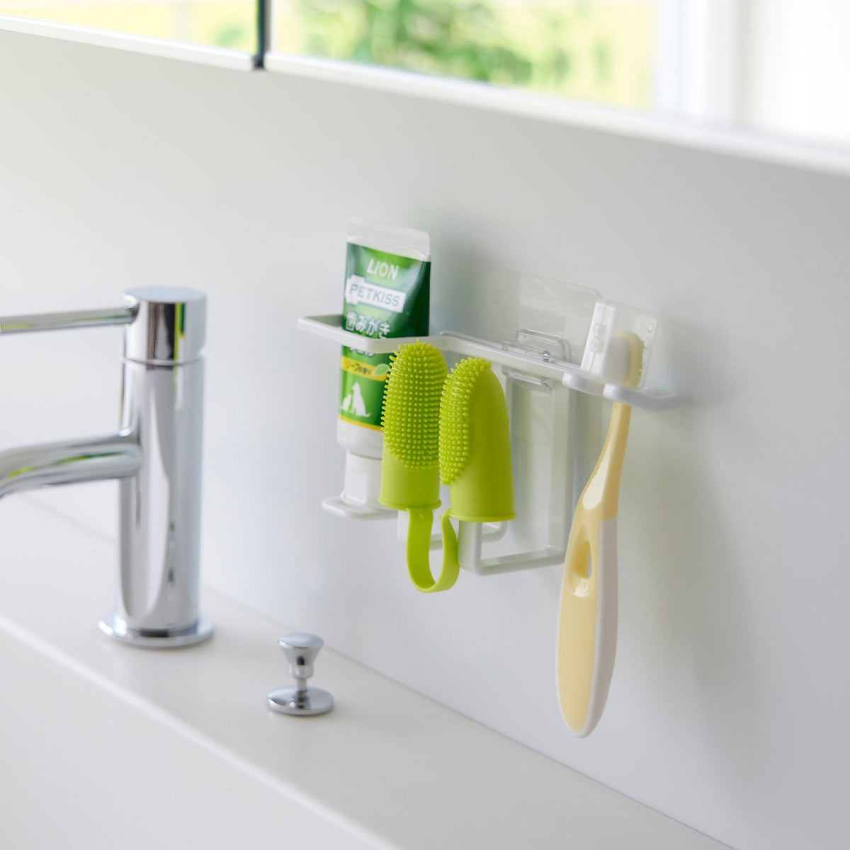 Yamazaki Nooks Film-Hook Pet Toothbrush Set Holder, Holder That Sticks to a Glossy Wall by Film Hook and Keeps a Pet Toothbrush, Finger Brush and Gel Together, Holds 1 kg, 16.3 x 4.4 x 7.6 cm and 145 g, White or Black