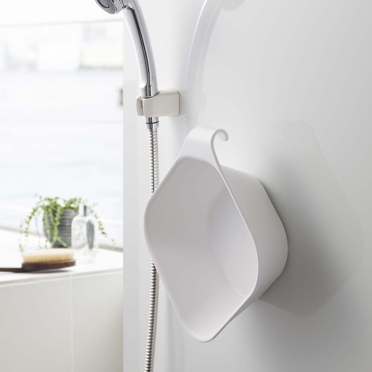 Yamazaki Tower Magnetic and Hook-On Wash Basin 2.5 L, Bath Basin of 2.5 L that Sticks to a Steel Bathroom Wall by Embedded Magnets or Hangs from a Bar by Its Hook, Heat Resistant to 170 C, 29.5 x 27 x 9 cm and 280 g, White or Black