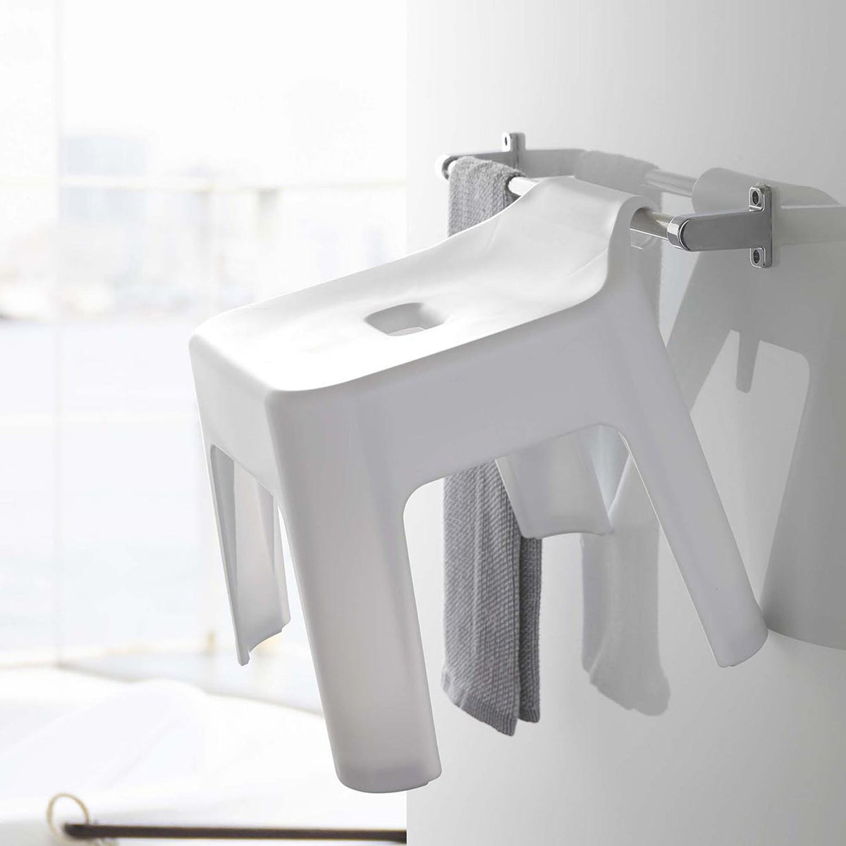 Yamazaki Tower Hang-Up Bath Stool, Bath Stool that Hangs on a Towel Bar or Shower Hook to Dry, Seat 25 cm High, Holds 100 kg, 34 x 32 x 29 cm with a 25 cm seat and 1000 g, White or Black