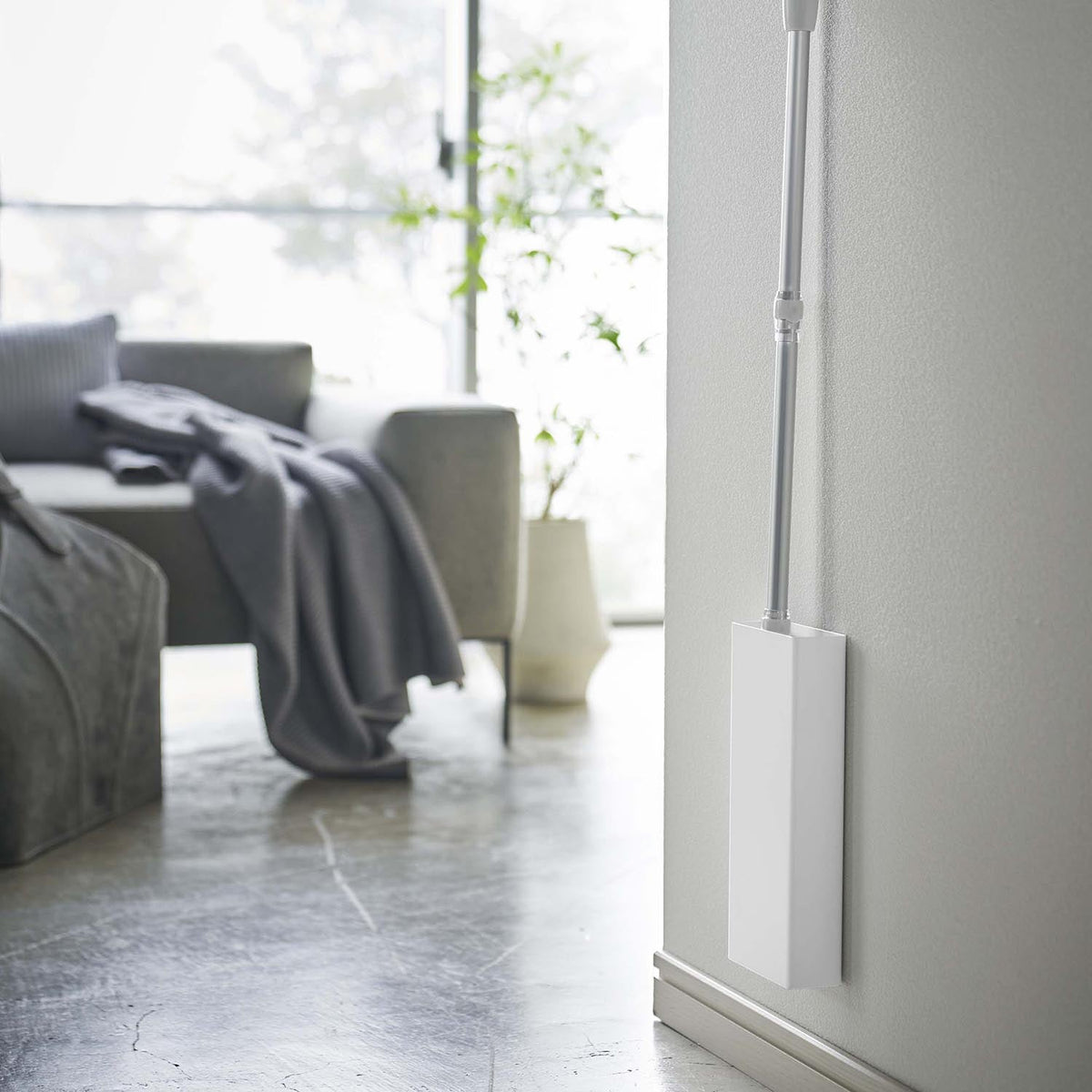 Yamazaki Tower Magnetic Flooring Wiper Stand, Magnetic Stand that Floats a Flooring Wiper Head on a Fridge or Washer Side, or Screws to a Wall, 11 x 5 x 26 cm and 770 g, White or Black