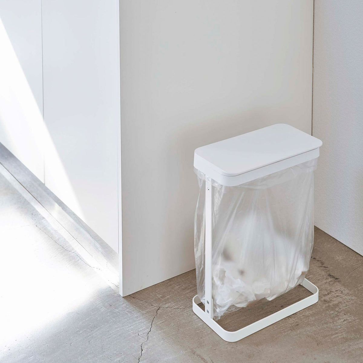 Yamazaki Luce Slim Trash Bag Holder with Lid, Slim Lidded Bag Holder That Fits Under or Beside a Washbasin and Helps Hold in Smells, Takes 10 to 20 L Bags, 14.5 cm Deep, 26 x 14.5 x 38 cm and 1050 g, White or Black