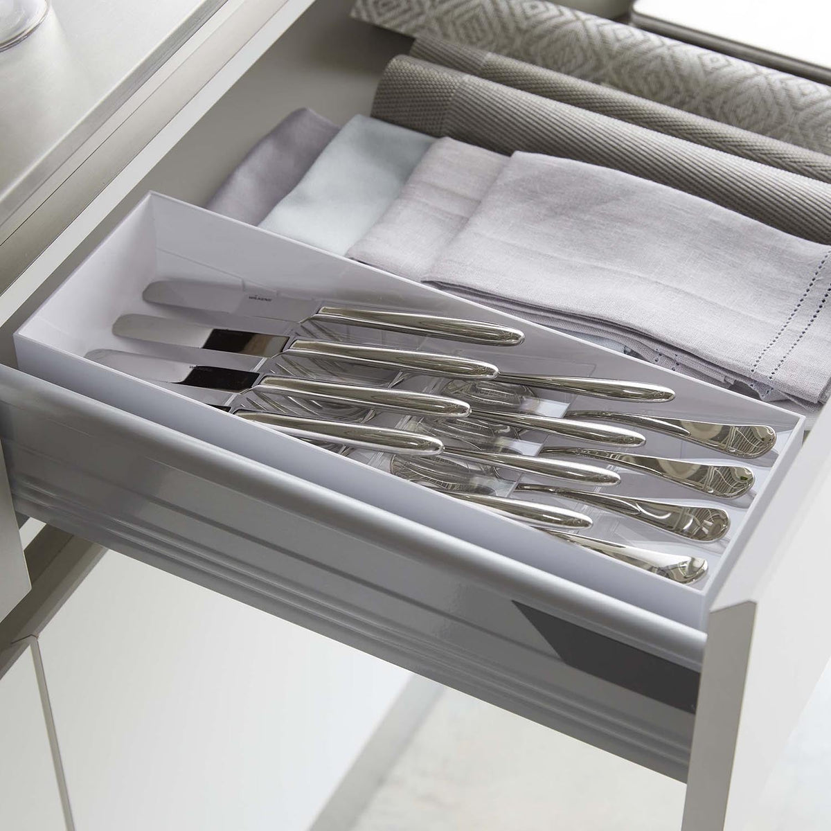 Yamazaki Tower Tiered Slanted Cutlery Case, Tiered Slanted Case That Uses Drawer Space Well, Clear Dividers Adjust About Every 2 cm and Show the Cutlery Underneath, Heat Safe to 90 C, 35 x 12 x 5.5 cm and 370 g, White or Black