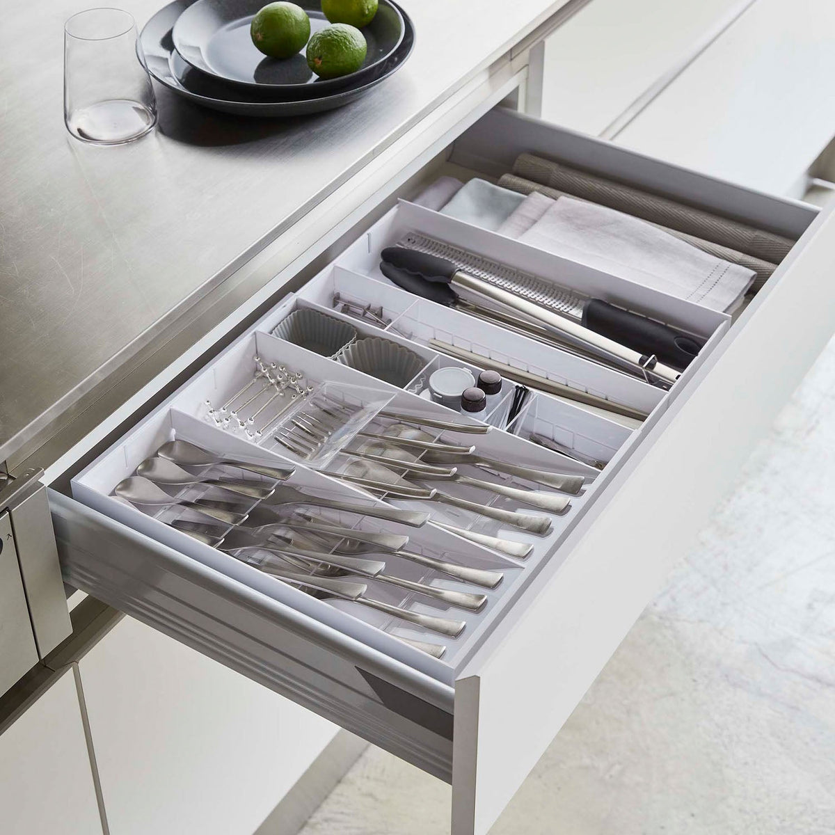 Yamazaki Tower Expandable Cutlery Case with Dividers, Cutlery Case that Expands Sideways by About 6 cm Steps to Fit Your Drawer, with Mix-and-Match Dividers, 29.7 to 47.4 x 35 x 5.5 cm and 1260 g, White or Black