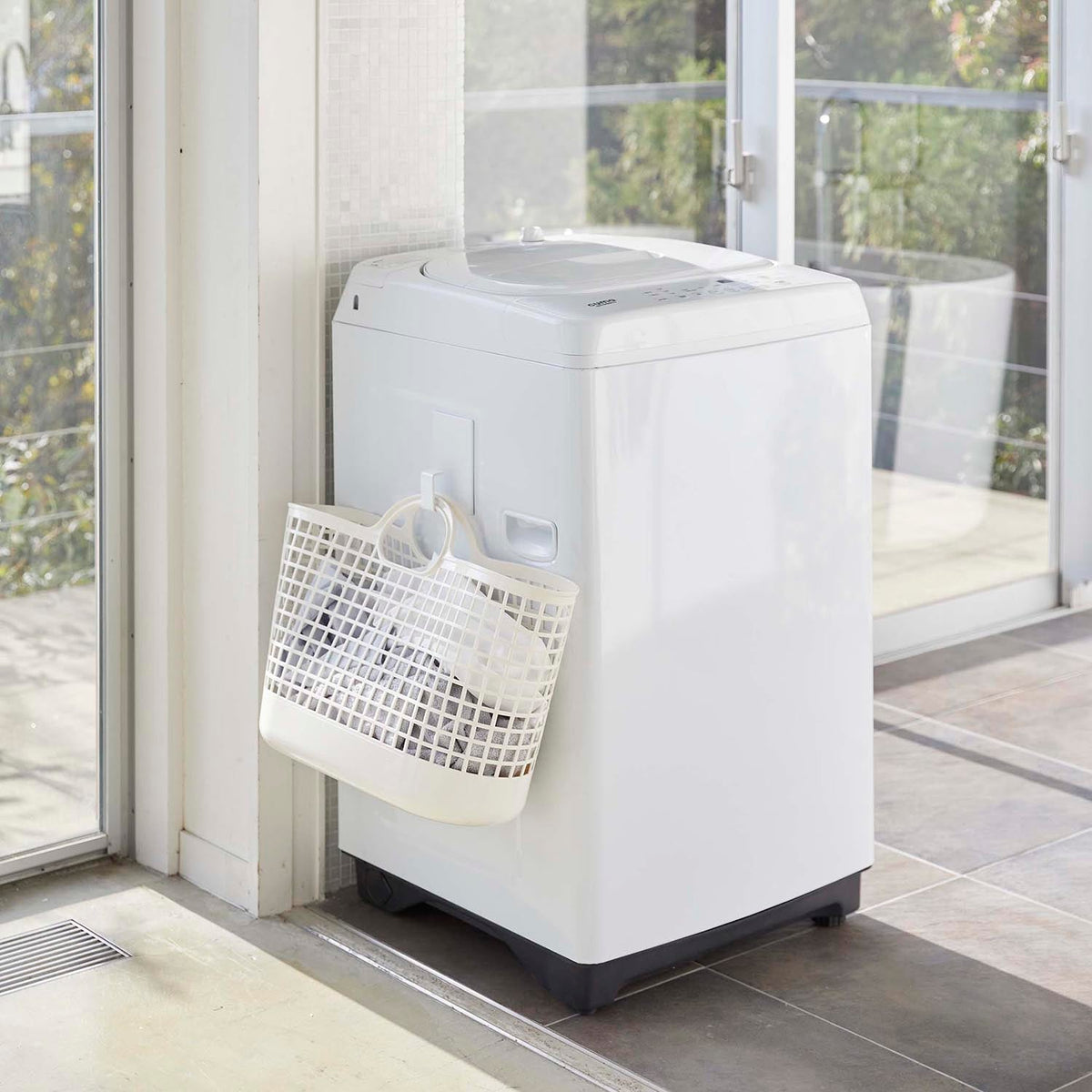 Yamazaki Tower Magnetic Laundry Basket Holder, Strong Magnet Holder That Floats a Laundry Basket on a Steel Wall by the Washing Machine, Holds About 3 kg Upright or 1 kg Sideways, 8 x 4.3 x 12 cm and 200 g, White