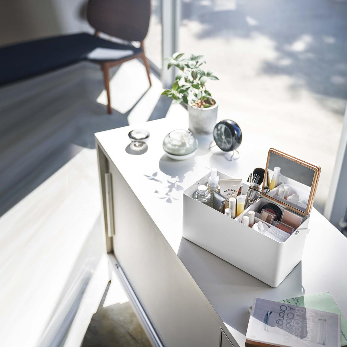 Yamazaki Tower Makeup Box, Makeup Box With a Mirror Lid and Two Trays That Stand Palettes and Pens Upright, Arrange It Your Way, 31 cm Wide, Holds 1.5 kg, 31 x 15 x 15.7 cm and 2000 g, White or Black