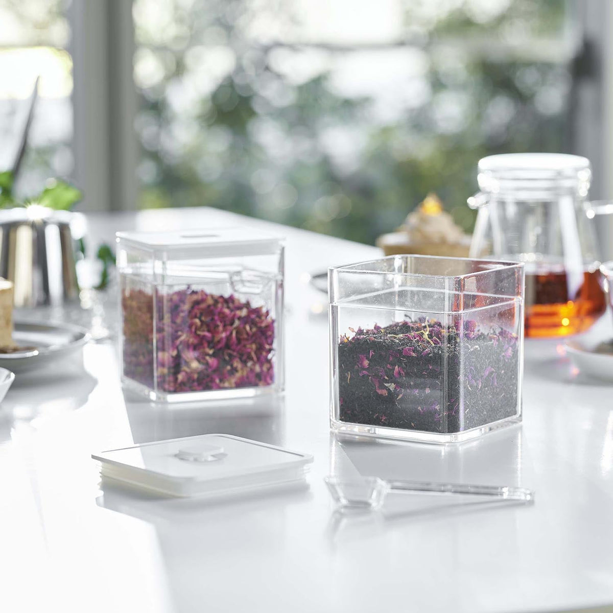 Yamazaki Tower Airtight Valve Storage Container with Spoon, Airtight Container With a Teaspoon-Sized Spoon That Rests on a Step Inside, Push Valve Seals It in One Press, Handy for Sugar and Salt, 500 mL, 9.2 x 9.2 x 10.2 cm and 205 g, White or Black