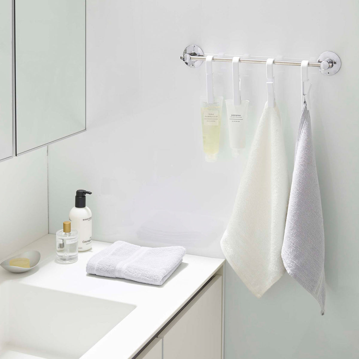Yamazaki Tower Rotating Hanging Clips Set of 4, Set of 4 Hanging Clips That Grip a Bar up to 2 cm Across and Rotate 360 Degrees for Towels and Tubes in the Bathroom, Holds 1 kg Each, 1.7 x 3.1 x 12.2 cm each and 80 g, White