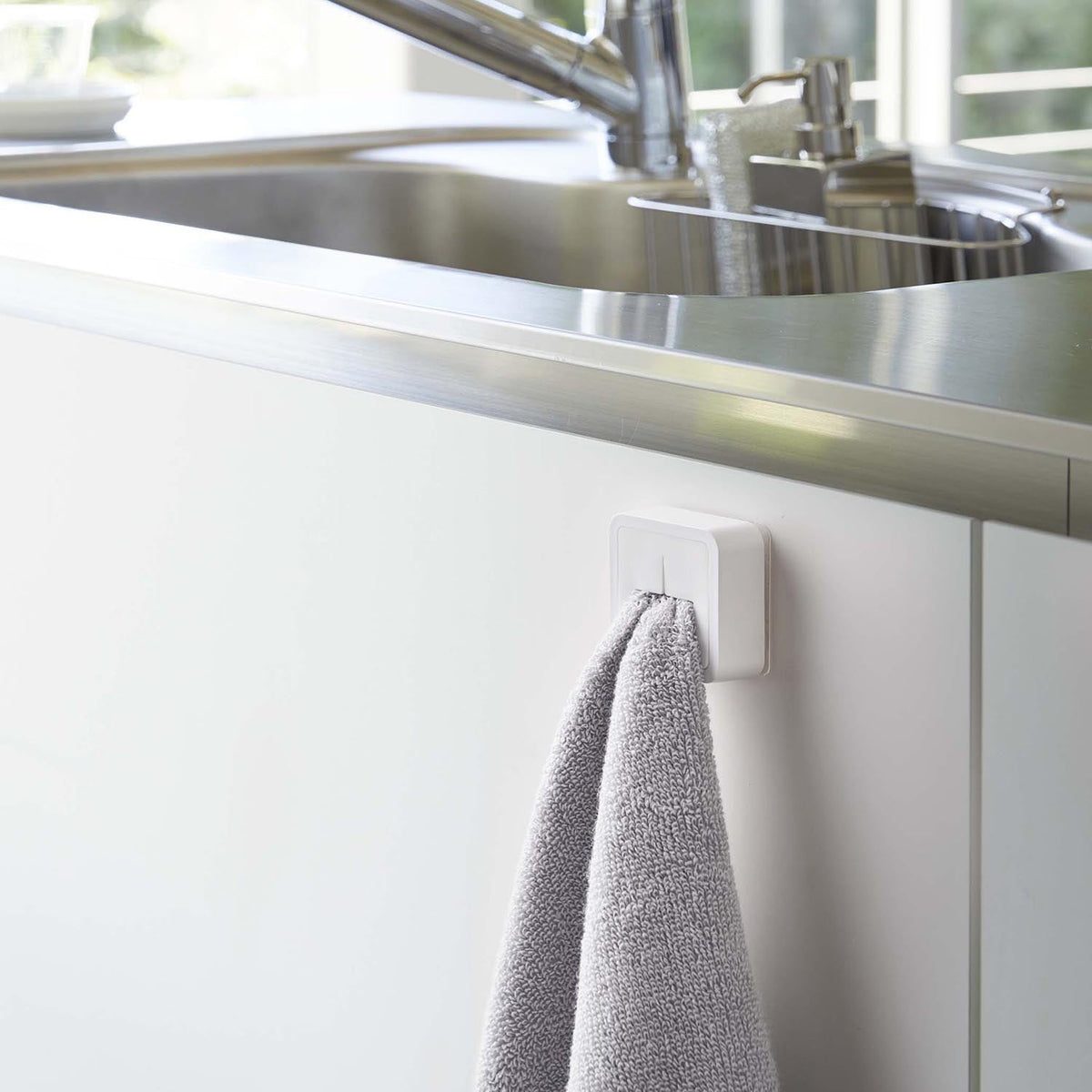 Yamazaki Tower Film-Hook Towel Holder, Small Holder on a Film Hook That Holds a Towel or Dishcloth Pushed In With One Finger, Sticks to a Refrigerator, Tile or Steel, Holds 250 g, 5.5 x 2.3 x 5.5 cm and 35 g, White or Black