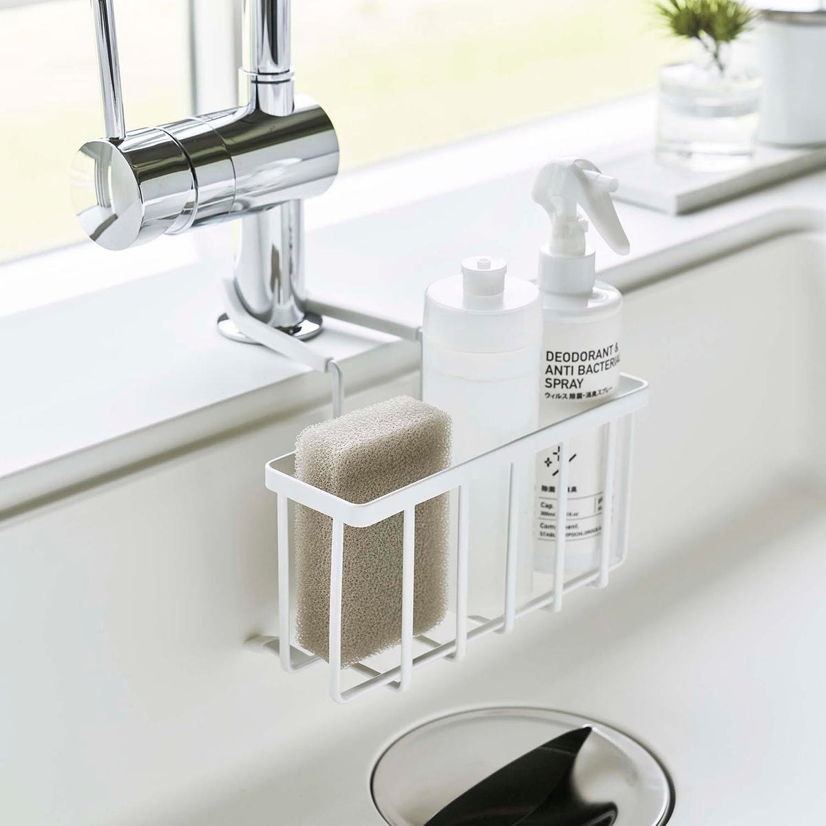 Yamazaki Tower Faucet-Hanging Sink Basket, Basket That Grips a Faucet of 3 to 6 cm and Holds a Sponge and Detergent Bottle Together at the Sink, Fits Sinks 13 cm Deep or More, Holds 1 kg, 20.3 x 18.5 x 14 cm and 320 g, White or Black