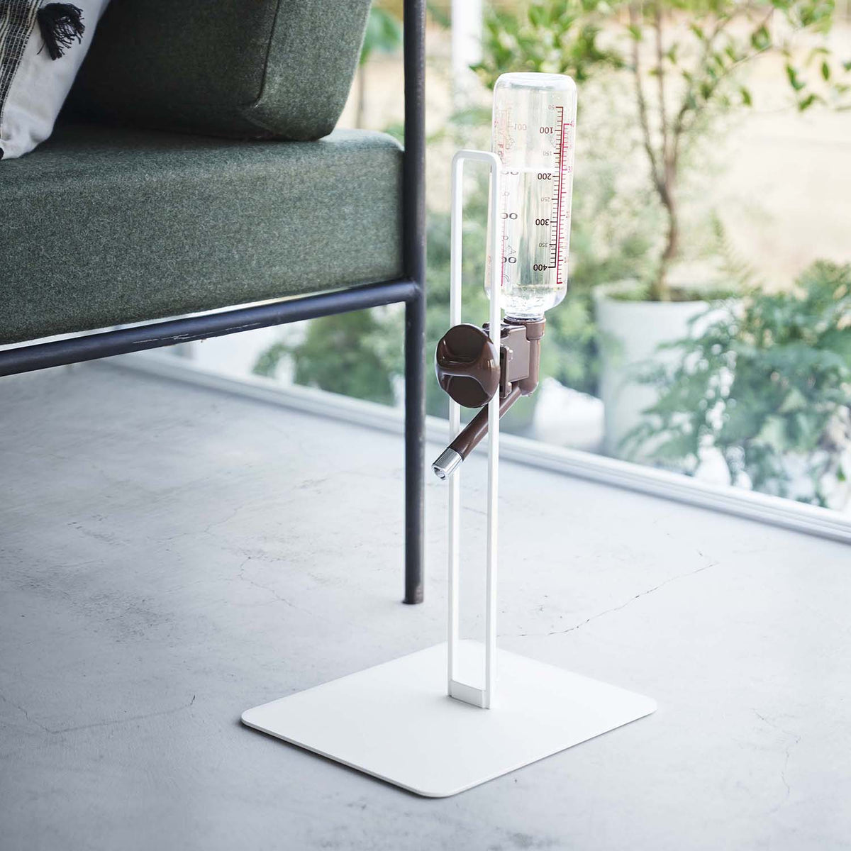 Yamazaki Nooks Pet Bottle Water Dispenser Stand, Pet Water Bottle Stand That Sets the Spout Height Without Steps Up to About 35 cm and Fits in a Stylish Room, Move It Where Your Pet Likes, Holds 1 kg, 23 x 26 x 44 cm and 1700 g, White or Black