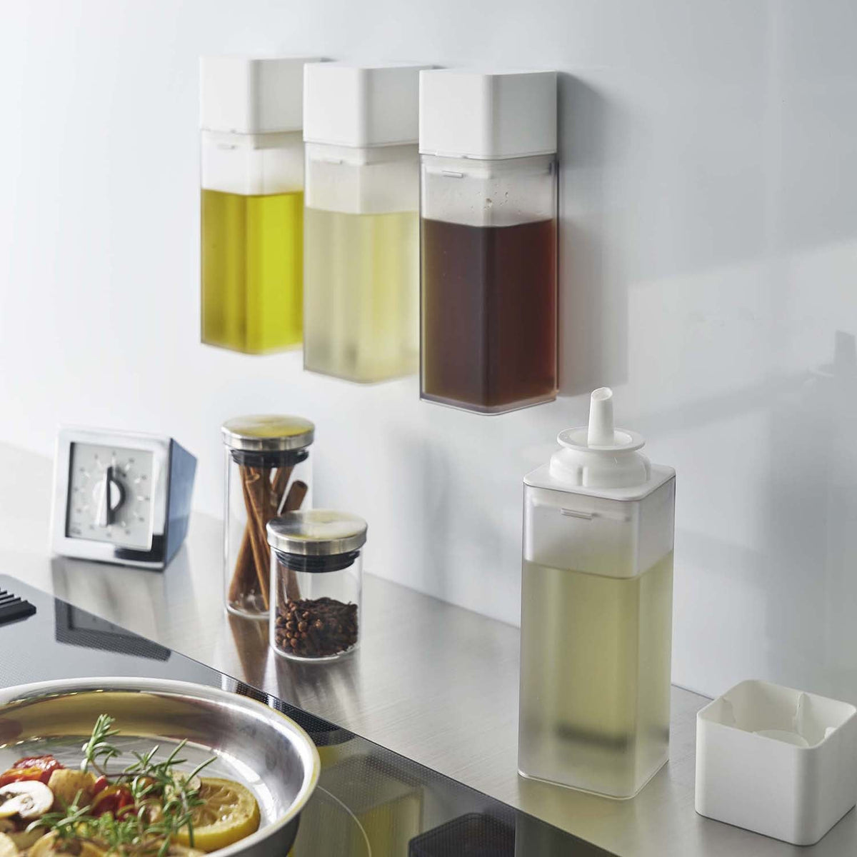 Yamazaki Tower Magnetic Seasoning Bottle 250 mL, 250 mL Seasoning Bottle That Sticks to a Steel Kitchen Panel by Magnet, Fine Nozzle Cuts Off Cleanly and Pours a Thin Stream, 5.5 x 5.7 x 17.2 cm and 200 g, White or Black