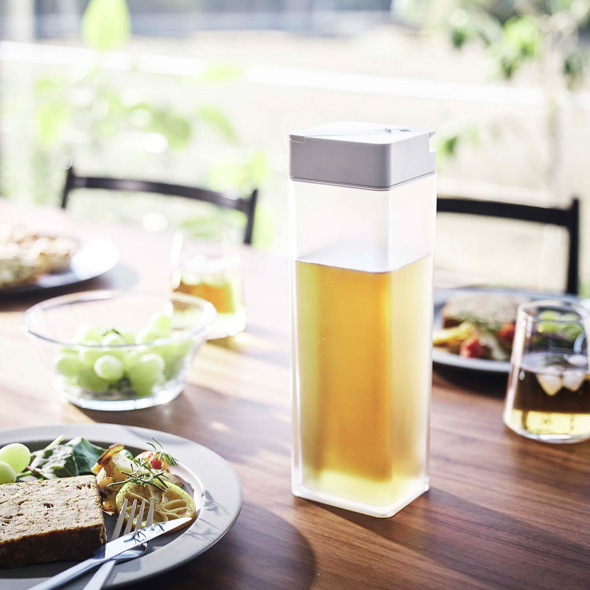 Yamazaki Tower Lie-Down Cold Pitcher 1.2 L, Slim 1.2 L Locking Cold Pitcher that Lies Down in the Fridge Door Pocket Without Leaking, 8.5 x 8.5 x 27.5 cm and 480 g, White or Black