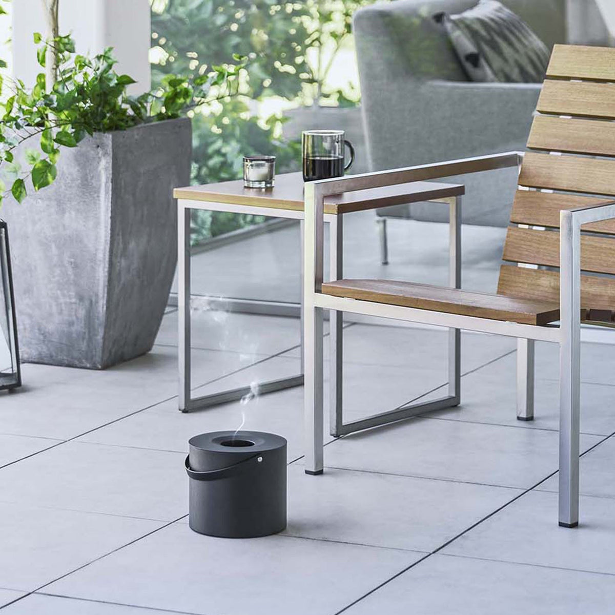 Yamazaki Tower Round Mosquito Coil Storage Pot, Round Steel Pot That Takes a Commercial 30-Coil Can as It Is and Stores It With the Lid On, Handle for Carrying, Heat Safe to 200 C, 17 x 17 x 14 cm and 770 g, Black