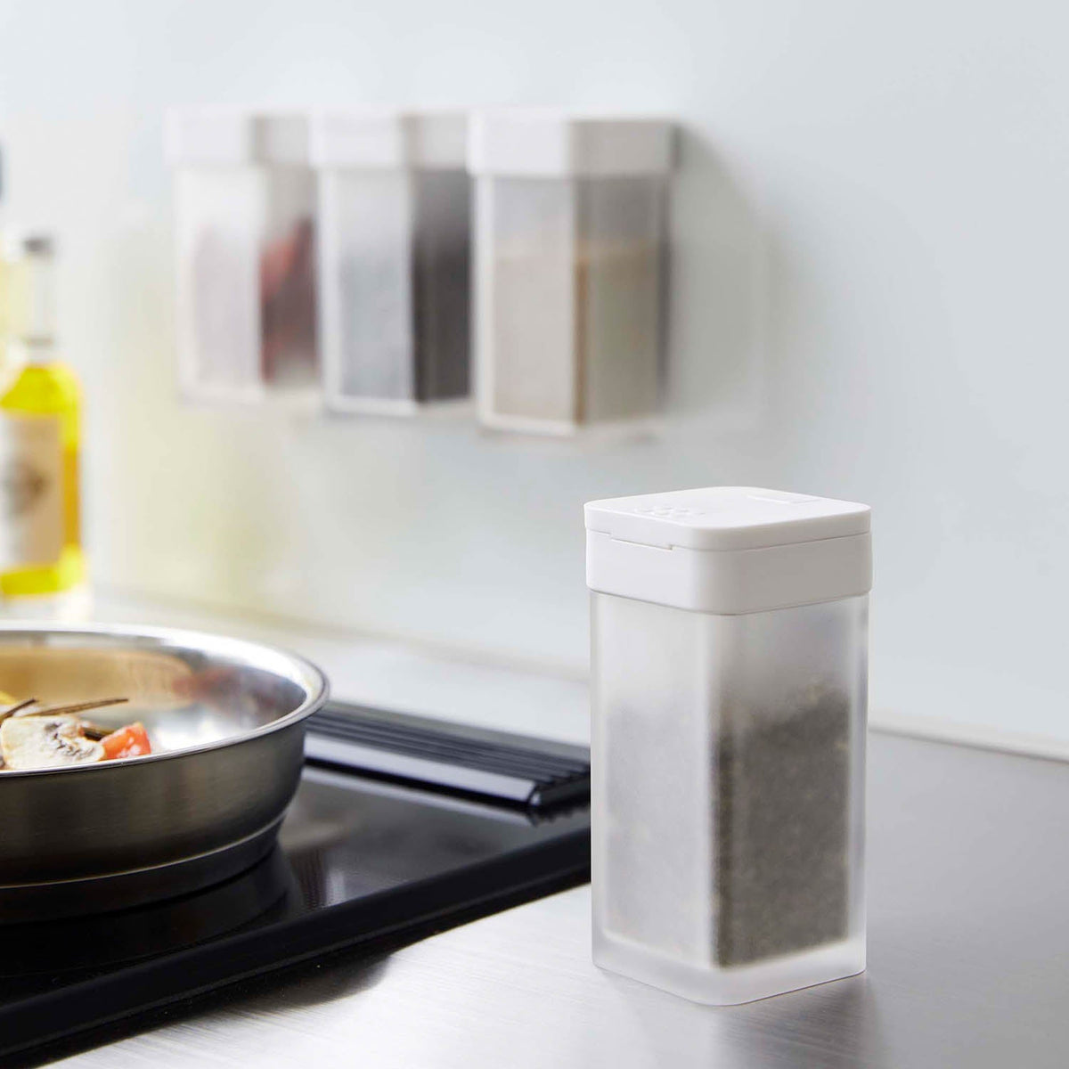 Yamazaki Tower Magnetic Spice Bottle L 120 mL, Large 120 mL Magnetic Spice Bottle That Sticks to a Steel Kitchen Panel, Slide the Lid Forward or Back to Pour as Much as You Want, Index Sticker Included, 4.8 x 5 x 10 cm and 100 g, White or Black