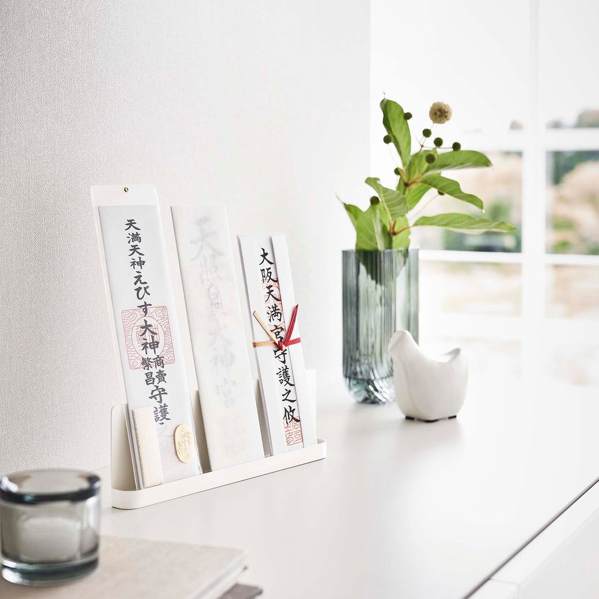 Yamazaki Smart Talisman Stand Wide, Table-Top Stand That Holds Several Shrine Talismans Upright on a Shelf in a Home Without a Wall Shrine, Slot W25.7 x D2 cm, 26 x 3.3 x 8.5 cm and 320 g, White