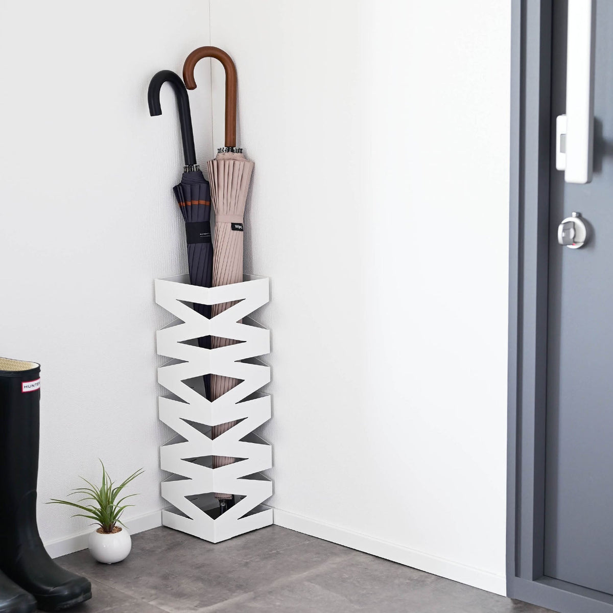 Yamazaki Lock Zig-Zag Corner Umbrella Stand for Six Umbrellas, Compact Criss-Cross Steel Corner Stand for Six Umbrellas with a Removable Mat, 15.3 x 15.3 x 48.5 cm and 2400 g, White or Black