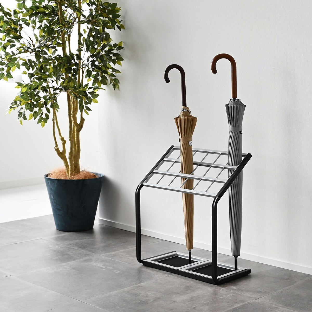 Yamazaki Umbrella Stand US-MV, Compact Umbrella Stand With Dividers That Keep Up to 18 Umbrellas From Touching, Removable Mat Lifts Out for Easy Care, 45 cm Wide, 45 x 24 x 50 cm and 2900 g, Black