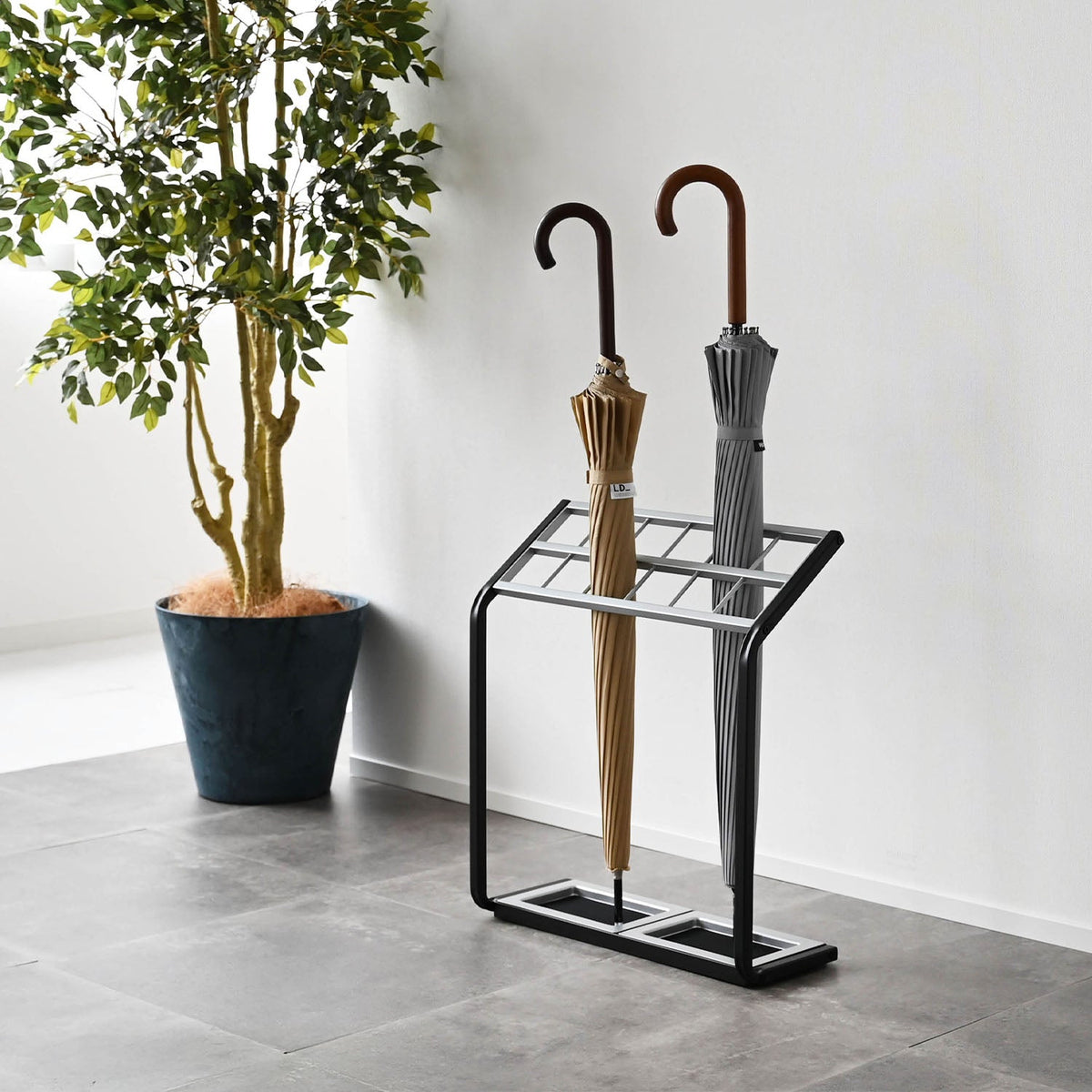 Yamazaki Umbrella Stand US-MV II, Slim 17 cm Deep Umbrella Stand With Dividers That Keep Up to 12 Umbrellas From Touching, Removable Mat Lifts Out for Easy Care, 45 cm Wide, 45 x 17 x 50 cm and 2200 g, Black