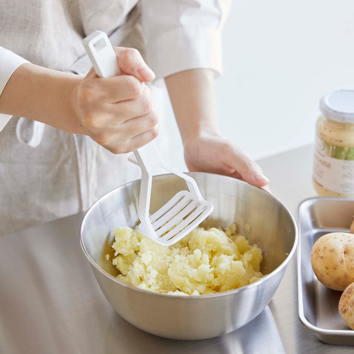 Yamazaki Tower Silicone Handle Potato Masher, Masher With a Silicone Handle and a Curved Head That Fits the Bowl, Potato Spreads Outward Instead of Clogging the Top, Heat Safe to 220 C, Dishwasher Safe, 6 x 5 x 20 cm and 50 g, White or Black
