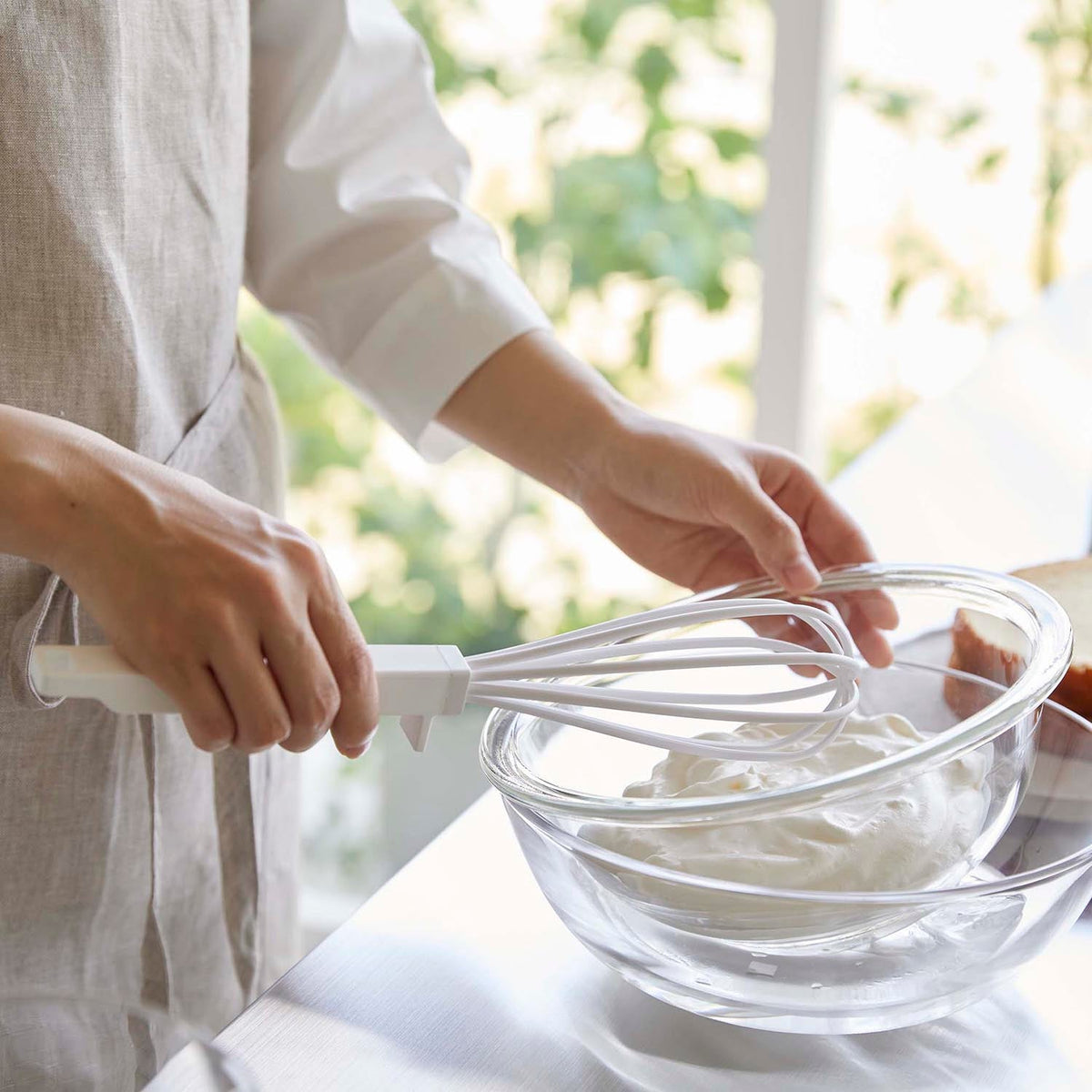 Yamazaki Tower Silicone Handle Whisk, Whisk With a Silicone Handle and Nylon Wires That Do Not Scratch Bowls, Whips Cream and Egg White Cleanly, Tip Lifts Off the Counter, Dishwasher Safe, 6 x 6 x 29.5 cm and 75 g, White or Black