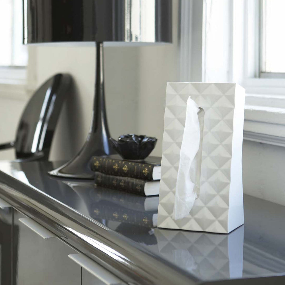 Yamazaki Diamond Tissue Case, Stand-Type Tissue Case With a Diamond-Cut Look That Takes Slim Boxes Up to 5.3 cm Tall and Lies on a Slope for Easy Pulling, 13 cm Wide, 13 x 11 x 25.5 cm and 340 g, White