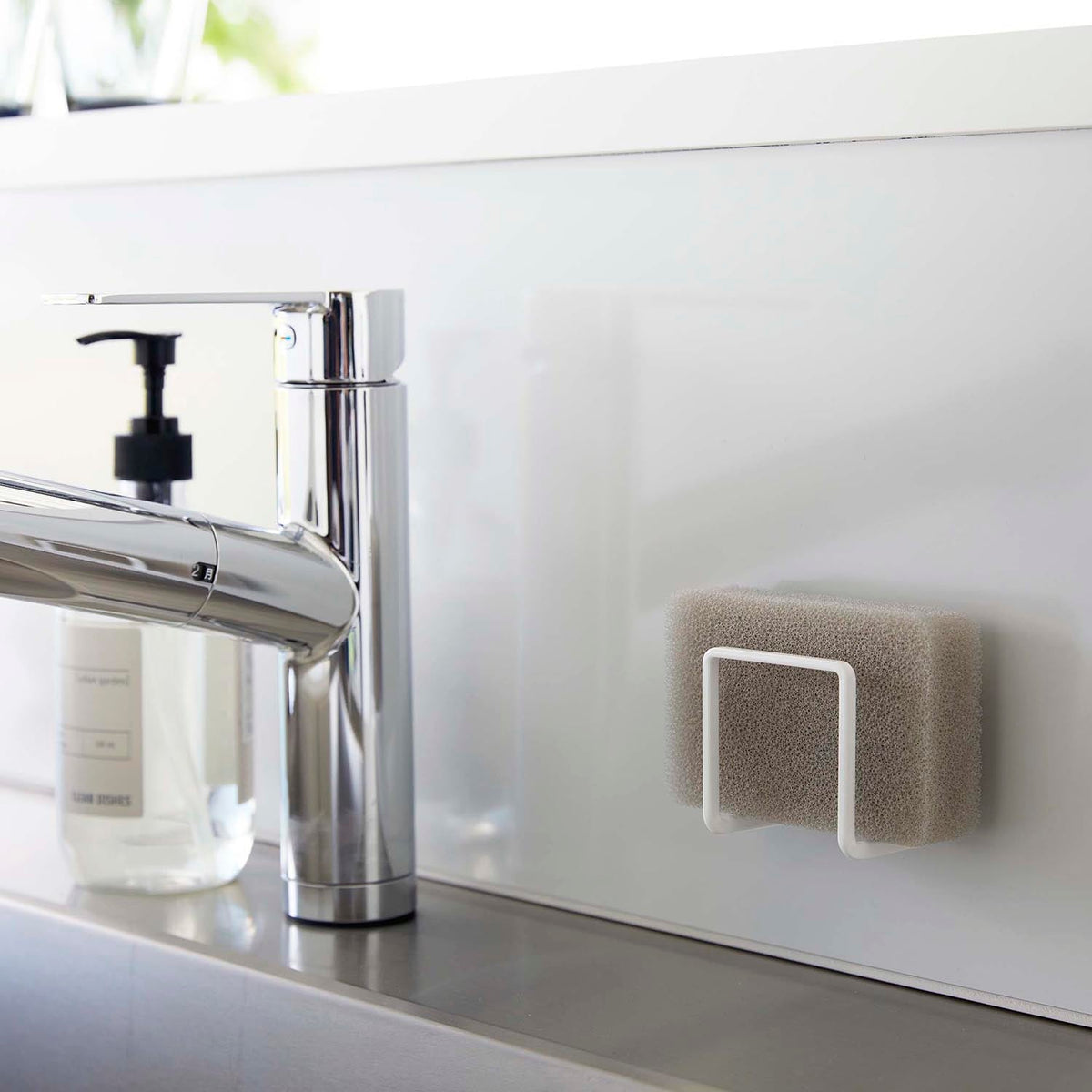 Yamazaki Tower Film-Hook Sponge Holder, Small Holder on a Film Hook That Floats a Sponge Off the Sink So It Drains and Stays Hygienic, Sticks to a Kitchen Panel or Inside the Sink, Holds 500 g, 6 x 4.5 x 6 cm and 55 g, White