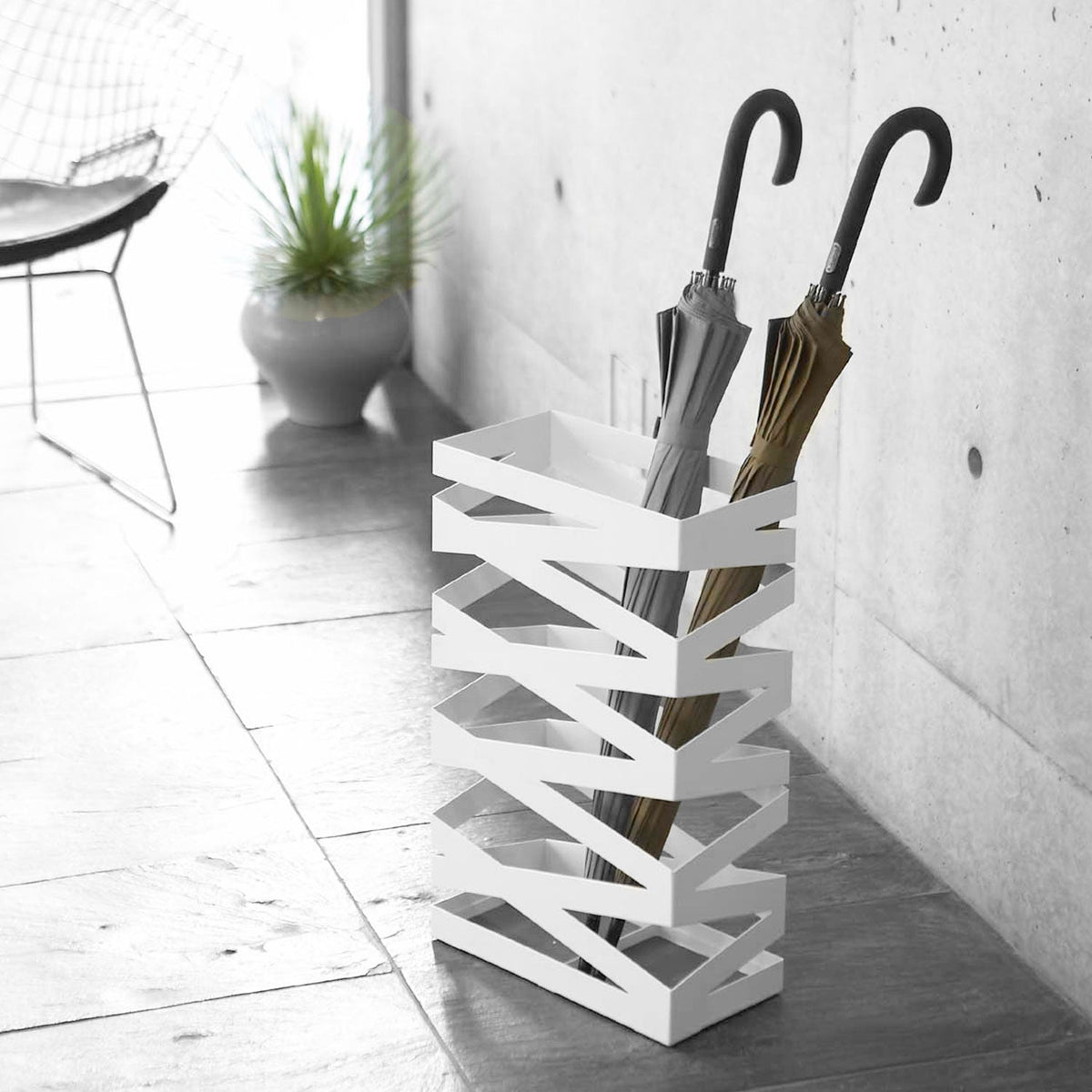 Yamazaki Lock Wide Umbrella Stand, Modern 30 cm Wide Steel Umbrella Stand That Holds 16 Umbrellas and Fits an Entry Corner, Removable Mat Lifts Out for Easy Care, 30 x 15 x 48.5 cm and 3100 g, White or Black