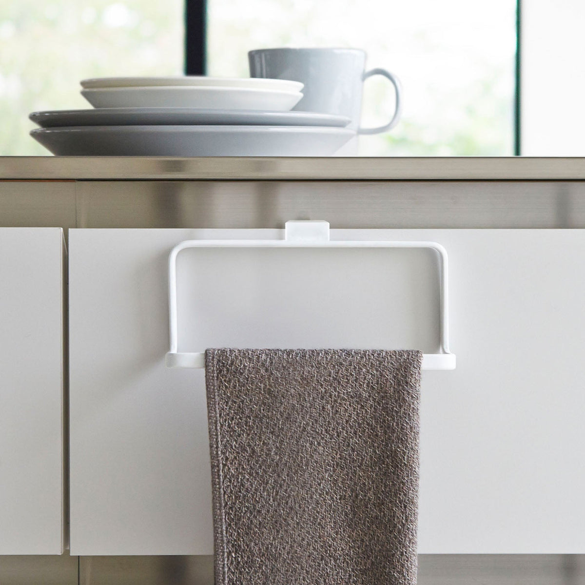 Yamazaki Tower Kitchen Towel Hanger for Cabinet Doors, Small Hanger That Hooks Over a Sink Cabinet Door to Hang a Kitchen Towel, Also Fits Washroom Doors, Holds 1 kg, 16 x 7 x 9.5 cm and 105 g, White or Black