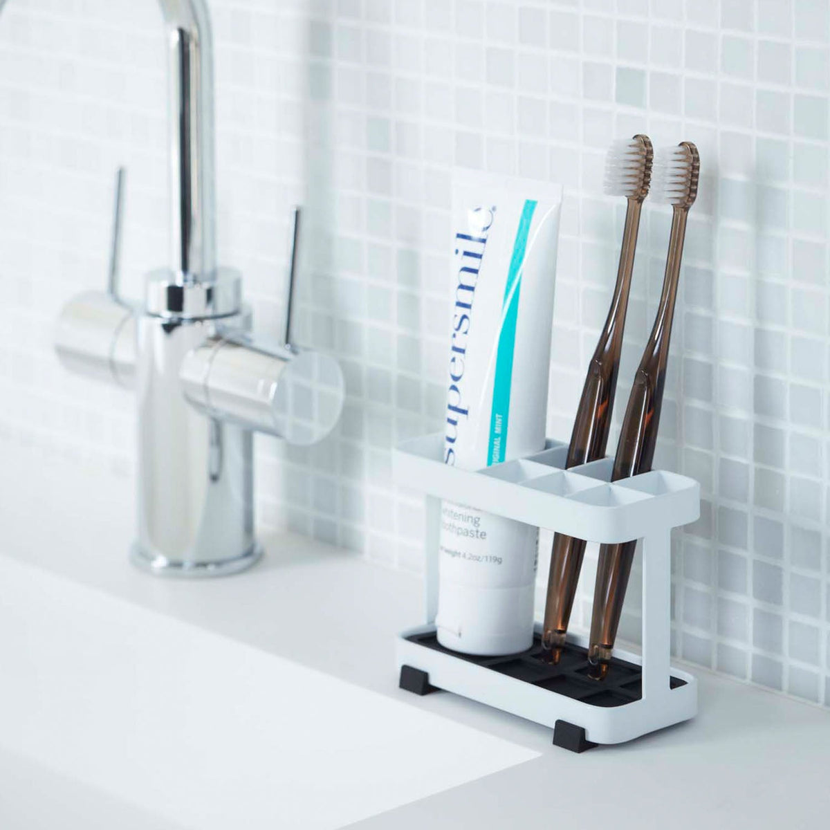 Yamazaki Tower Toothbrush Stand for 6 Brushes, Stand That Holds 6 Toothbrushes and a Toothpaste Tube, Dividers Keep the Brushes Apart and the Silicone Mat Lifts Out to Wash, 11 x 5 x 8 cm and 230 g, White or Black