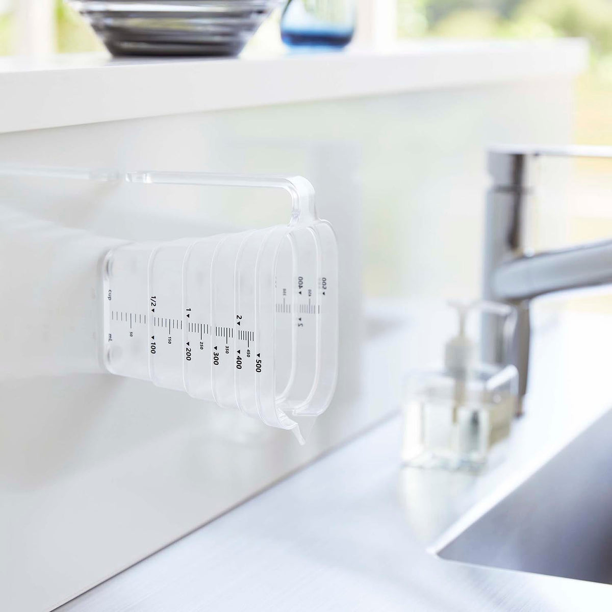 Yamazaki Tower Magnetic Stepped Measuring Cup 500 mL, Stepped Measuring Cup With a Built-In Magnet That Floats on a Steel Wall, Steps Every 100 mL With 10 mL Marks Readable From Above, 570 mL, Dishwasher Safe, 15 x 8.6 x 11.8 cm and 110 g, White or Black