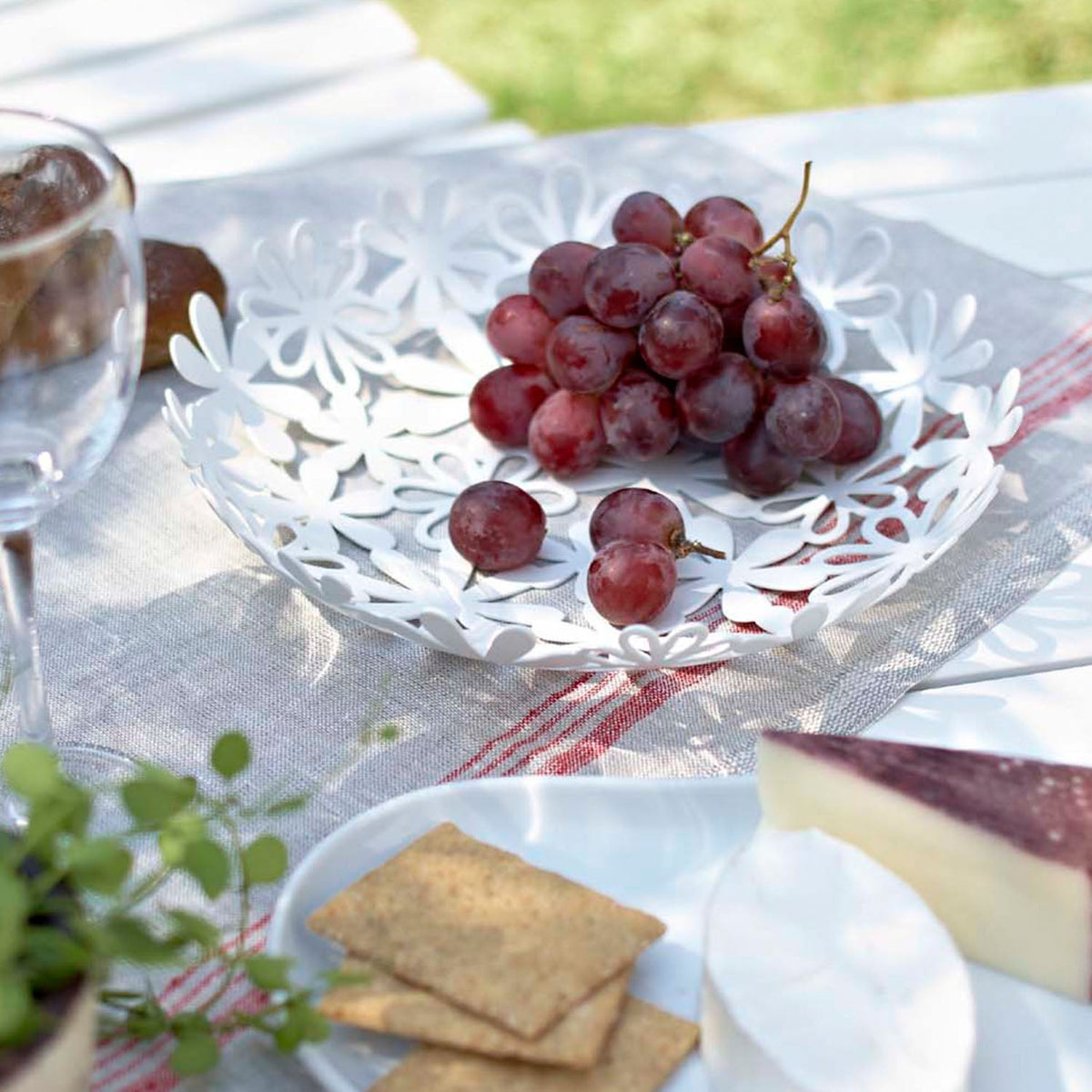 Yamazaki Flower Basket, Flower-Shaped Steel Basket That Dresses Up Sweets and Small Items on the Table, 25 cm Across, Cushions Included, 25 x 25 x 5 cm and 300 g, White