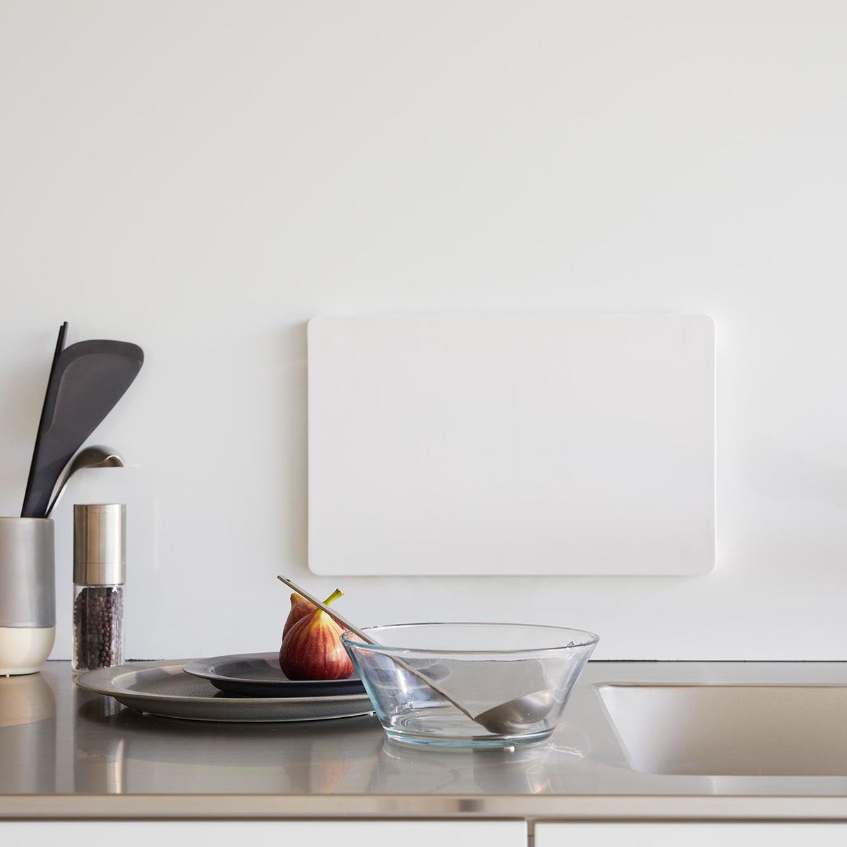 Yamazaki Tower Dishwasher-Safe Magnetic Cutting Board, Magnetic Rectangular Cutting Board with Feet that Stands to Dry or Sticks to a Steel Wall, Dishwasher Safe, 36.3 x 23.2 x 2 cm and 685 g, White or Black