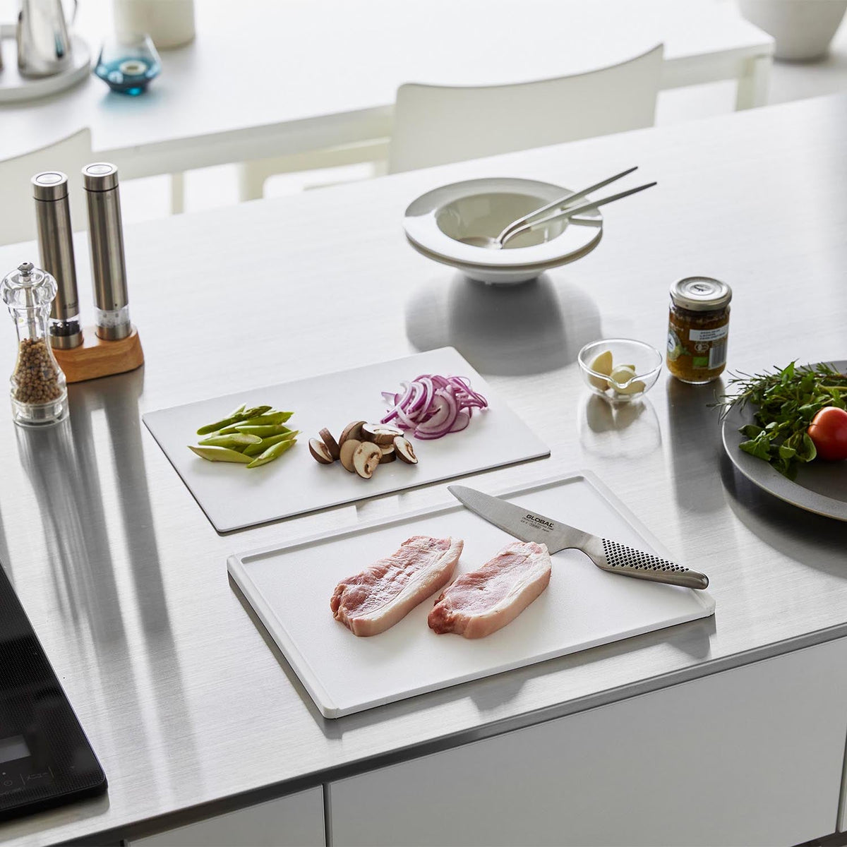 Yamazaki Tower Cutting Board and Sheet Cutting Board Set, Thick Cutting Board with a Non-Slip Edge and a Thin Sheet Board, a Set of Two for Different Foods, Board 33 x 22 x 1 cm; sheet 30.5 x 21 x 0.3 cm and 635 g, White or Black