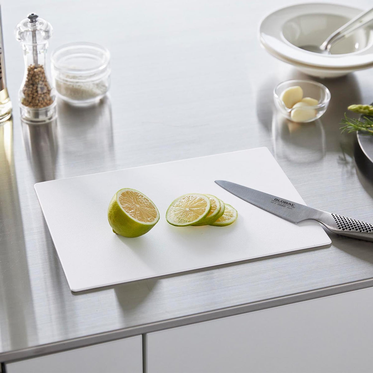 Yamazaki Tower Antibacterial Flexible Cutting Sheet, Thin Flexible Cutting Sheet That Bends to Slide Food Into a Pot, Embossed Both Sides so Food Does Not Slip, SIAA Antibacterial Standard, Not Dishwasher Safe, 30.5 x 21 x 0.3 cm and 165 g, White or Black