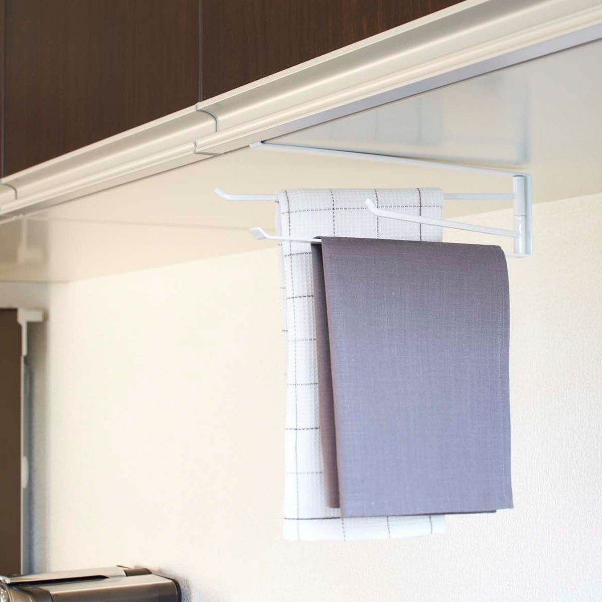 Yamazaki Tower Under-Cabinet Dishcloth Hanger, Slim Rail That Slides Onto a Wall Cabinet Shelf and Hangs Three Dishcloths Under It, Bar Turns to Face Where You Want, Holds 500 g, 1.5 x 26 x 9.5 cm and 310 g, White or Black