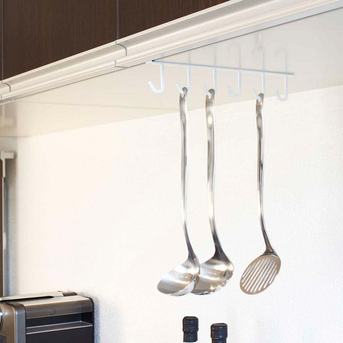 Yamazaki Tower Under-Cabinet Kitchen Tool Hook, Slim Hook Rail That Slides Onto the Shelf of a Wall Cabinet to Hang Ladles and Whisks at a Reachable Height, Holds 500 g, 1.5 x 26 x 6.5 cm and 550 g, White or Black