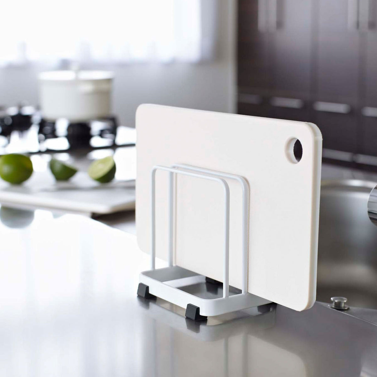 Yamazaki Tower Cutting Board Stand, Compact Stand With a Divider That Keeps Two Cutting Boards Up to 1.5 cm Thick Upright, Silicone Cushions on the Base, 12 x 8.5 x 12 cm and 260 g, White or Black