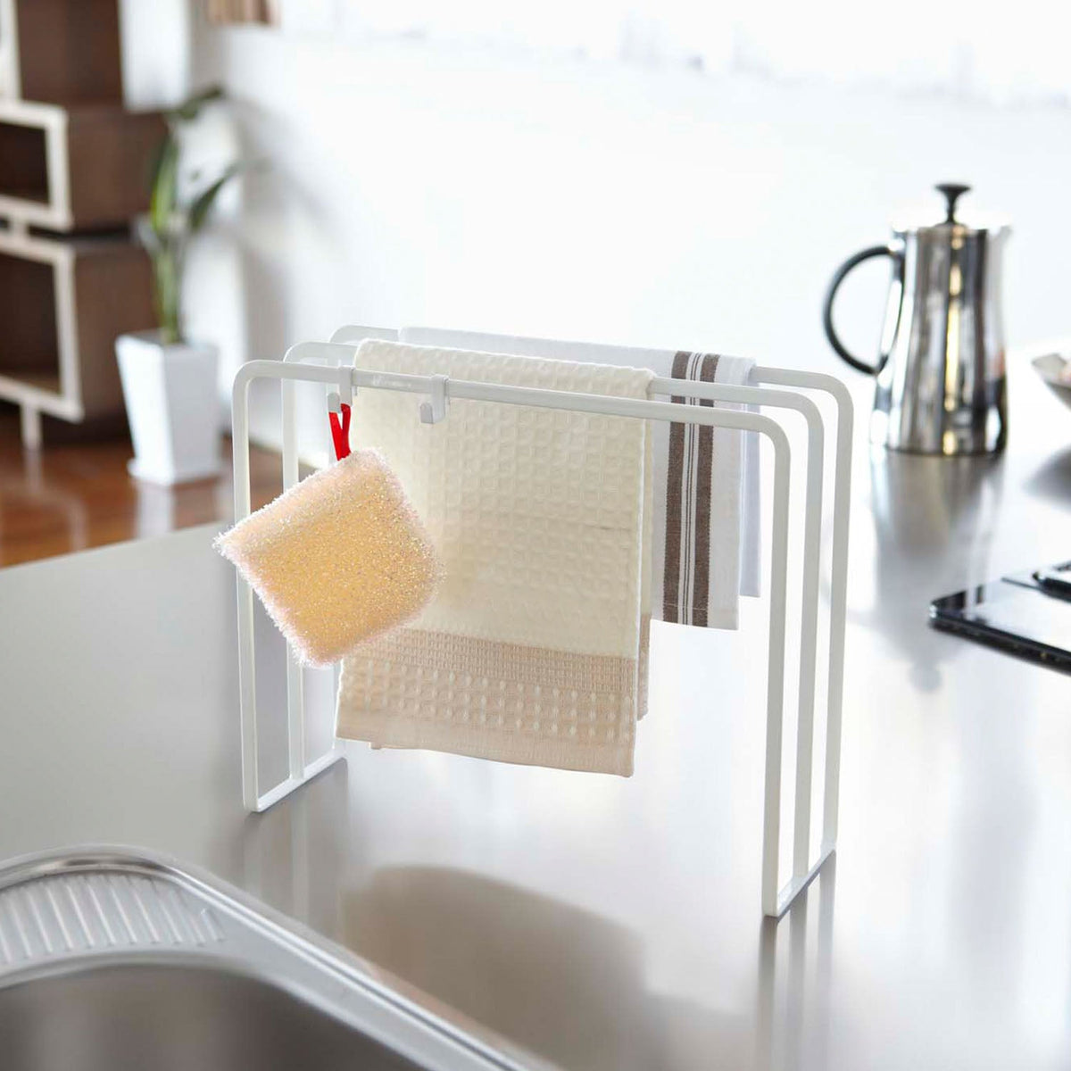 Yamazaki Tower Dishcloth Hanger for 3 Cloths, Simple Steel Frame That Hangs Three Dishcloths, Slide Cloths In From the Side, Stand It Upright for Longer Cloths, Two Hooks Included, 30 x 10 x 25 cm and 480 g, White or Black